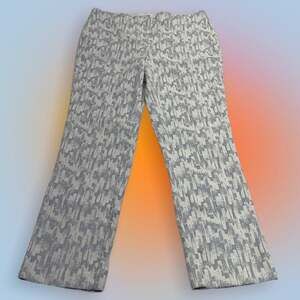 ALFANI Women’s 8 Silver / White Stretchy Crop Pant